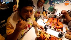 網紅游否希挑戰只吃龍蝦頭。（圖／翻攝自含羞草日記臉書）