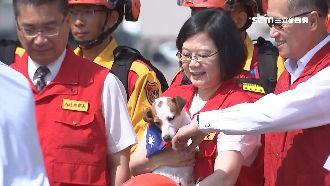 921週年視導　小英被救災犬萌住了