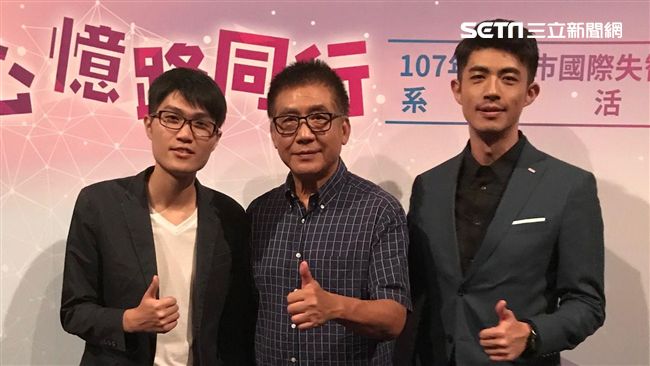 男星看著父親感慨　父：我沒那麼老！