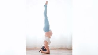 這樣太危險？港版瑤瑤挺8月孕肚倒立