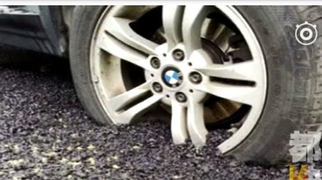 名車亂停人行道　工人鋪瀝青活埋輪胎