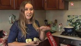 開門竟多兩隻雞　她到廚房才發現真相（圖／翻攝自免費圖庫Pinterest）