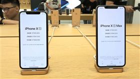 iPhone XS新機  直營店開賣Apple Store台北101直營店21日開賣iPhone XS系列新機，共有64GB、256GB、512GB三種容量。5.8吋iPhone XS售價3萬5900元起，6.5吋iPhone XS Max售價3萬9900元起。中央社記者吳家豪攝  107年9月21日