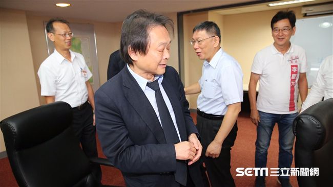柯市議會慰勞！見王世堅連握手都免了