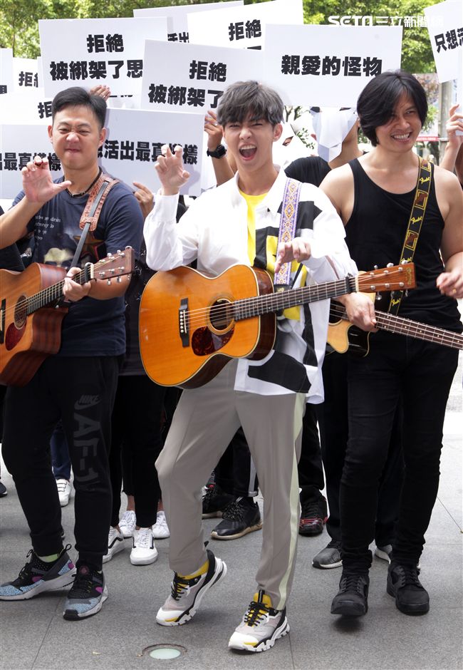 炎亞倫帶著30隻羊為「怪物快閃」走上街頭。（記者邱榮吉/攝影）