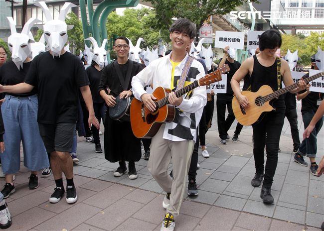 炎亞倫帶著30隻羊為「怪物快閃」走上街頭。（記者邱榮吉/攝影）