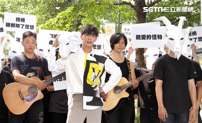 炎亞倫帶著30隻羊為「怪物快閃」走上街頭。（記者邱榮吉/攝影）