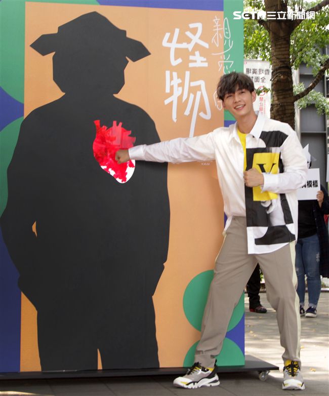 炎亞倫帶著30隻羊為「怪物快閃」走上街頭。（記者邱榮吉/攝影）