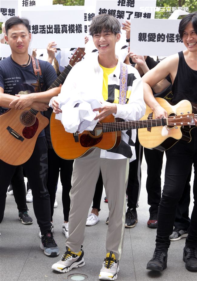 炎亞倫帶著30隻羊為「怪物快閃」走上街頭。（記者邱榮吉/攝影）