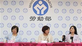 基本工資擬調漲　勞動部記者會說明勞動部16日召開基本工資審議委員會，經9個小時會議後，決議將月薪調升至新台幣2萬3100元、時薪調升至150元，將提報行政院決定。勞動部長許銘春（中）、次長蘇麗瓊（左）及勞動條件及就業平等司司長謝倩蒨（右）晚間出席記者會說明。中央社記者張皓安攝　107年8月16日