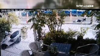 工地圍籬突倒下　害男大生撞電桿喪命