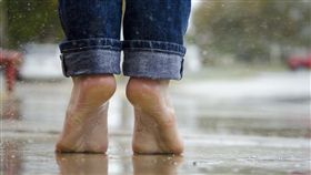 大雨、下雨、雷雨、梅雨、午後雷陣雨、撐傘／pixabay