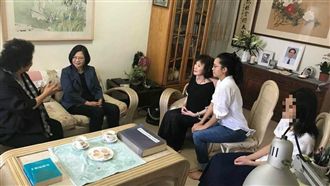 楊偉中追思會前夕　蔡英文赴楊家致意