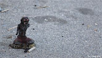 宜蘭海邊見斷臂雕像　網驚：泰國鬼王