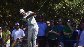 伍茲第2輪交出68桿，持續保持領先。（圖／美聯社／達志影像）