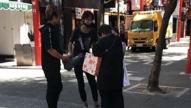 台北,萬華,愛心筆,強迫推銷,社維法。翻攝畫面