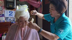 金門居服員曾學美髮　樂於為長者剪髮洗頭金門縣居家照顧服務員吳瓊治（右）年輕時學過美髮，接受她服務的老人家很幸福，她會幫他們剪頭髮、洗頭，吳瓊治自豪地說：「可不是所有的照服員都會剪頭髮的喔。」中央社記者黃慧敏攝　107年8月25日　-長照-