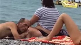 俄羅斯,海水浴場,比基尼,下體,偷窺（圖／翻攝自YouTube DLB）