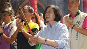 蔡英文苗栗寺廟參拜　呼籲中央地方連線（1）總統兼民進黨主席蔡英文（右2）22日前往苗栗縣苑裡慈和宮、通霄拱天宮參拜，蔡總統表示，中央與地方要互相合作，從縣長、鄉鎮市長都要一起努力、配合，呼籲民眾支持民進黨參選人，讓中央政策得以落實。中央社記者管瑞平攝　107年9月22日