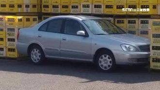 亂停車遭酒瓶擋去路　轎車神技術移車