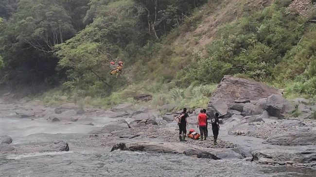 遊客攀哈盆古道骨折　直升機吊掛救援