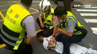 通緝犯被攔查「裝問路」　逆向撞人逃