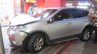 休旅車撞進騎樓　釀3傷民眾驚慌奔逃