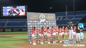 ▲朱育賢擊出關鍵全壘打獲選單場MVP。（圖／記者蕭保祥攝影）