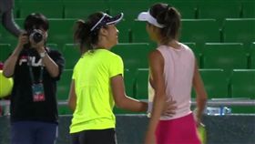 謝淑薇（右）與妹妹謝淑映聯手闖進決賽。（圖／播攝自Go！台灣網球！臉書）