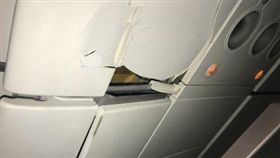 春秋航空不明原因急墜，乘客一頭撞破天花板。（圖／翻攝微博）