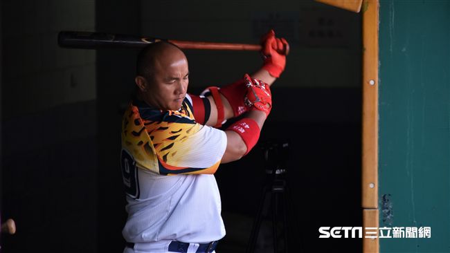 棒球／張泰山引退　滅火器董事長到場