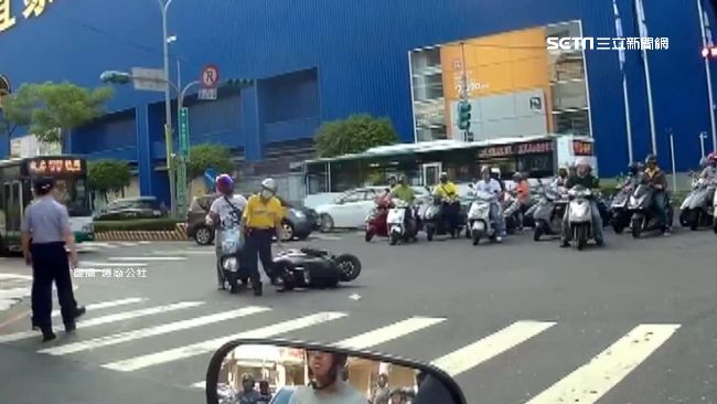 男闖紅燈遭撞　警方1秒現身網友笑翻