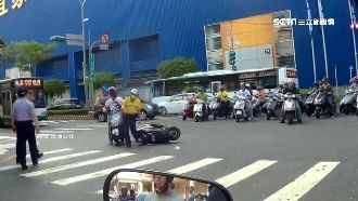 男闖紅燈遭撞　警方1秒現身網友笑翻