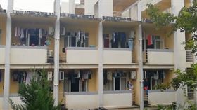 男大生在宿舍打赤膊被女同學投訴「太暴露」。（圖／翻攝梨視頻）