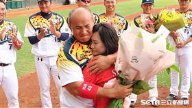 恩師徐生明總教練的遺孀謝榮瑤女士到場驚喜獻花，張泰山激動落淚。（圖／記者王怡翔攝影）