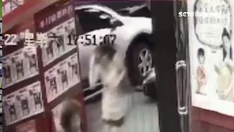 誤把油門當煞車　轎車暴衝騎樓3人傷