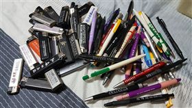 女友在男友衣櫃發現一堆摩鐵贈筆、打火機。（圖／翻攝爆怨公社）
