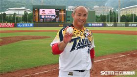 張泰山球員生涯最終戰與球迷合影。（圖／記者王怡翔攝影）