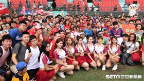 張泰山球員生涯最終戰與球迷合影。（圖／記者王怡翔攝影）