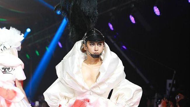 「染血床單」上身！陳志朋伸展台慘摔