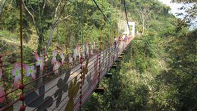 南投信義鄉 坪瀨琉璃光之橋 ▲圖／攝影者Chi-Hung Lin, Flickr CC License）
https://goo.gl/nCBN0x