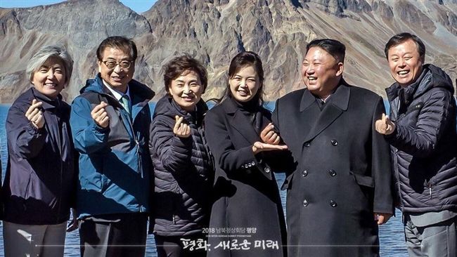 金正恩手指愛心曝光！網笑：有點萌～