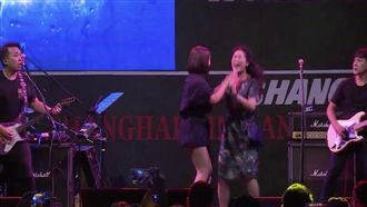 丁噹嗨唱遭搶麥！婦人喊這句全場嚇瘋