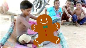 ▲印度7歲男童終日與蛇為伍（圖／翻攝泰國網臉書）