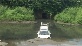 高雄,排水溝,小港工業區,大茂路。翻攝自爆料公社