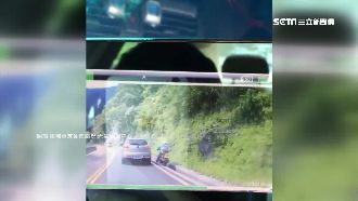 轎車開山路突右偏　重機超車…摔進溝