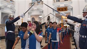 總統府儀隊劍門歡迎亞運中華代表團（1）總統蔡英文4日在總統府接見我國參加2018年雅加達－巨港亞洲運動會代表團，總統府以儀隊劍門高規格歡迎代表團成員。前為女子舉重金牌得主郭婞淳。中央社記者王飛華攝  107年9月4日