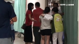 趕見最後一面！殉職消防員妻抱兒哭癱