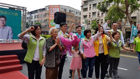 ▲陳其邁中秋趕場呼籲市民團圓更團結。(圖／陳其邁辦公室提供)