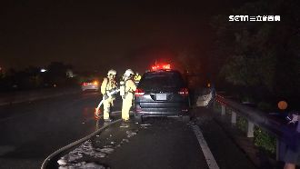 轎車上國道飄燒焦味　下秒起火全燒燬